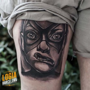 tatuaje_muslo_cara_chica_antifaz_superheroe_spiros_befanis_logia_barcelona 